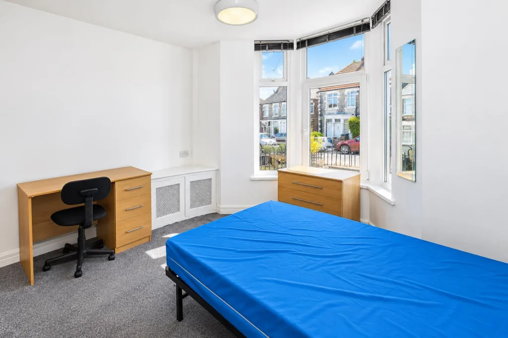 6 bedroom private hall for rent