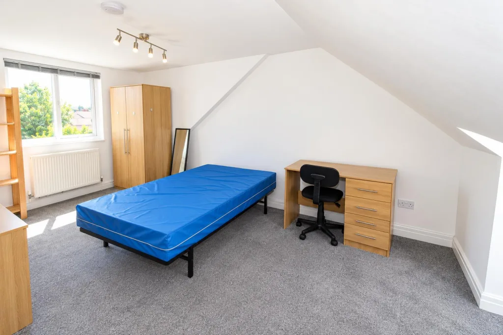 6 bedroom private hall for rent