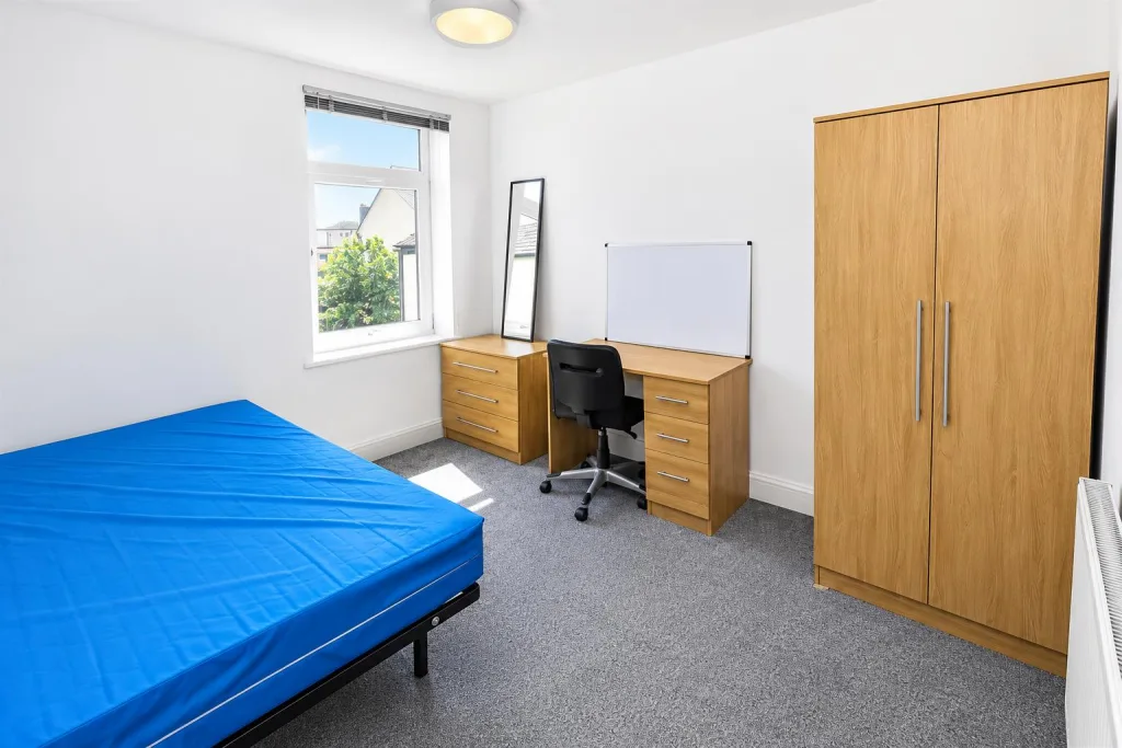 6 bedroom private hall for rent