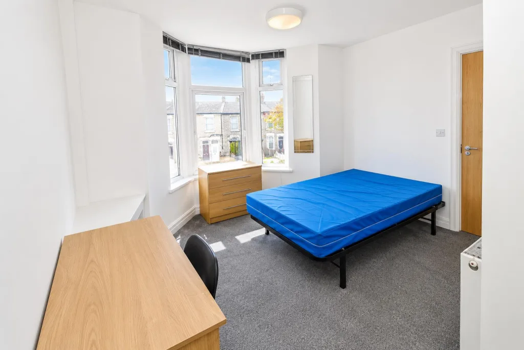 6 bedroom private hall for rent