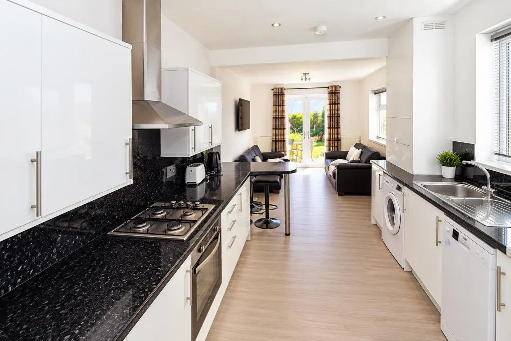6 bedroom private hall for rent