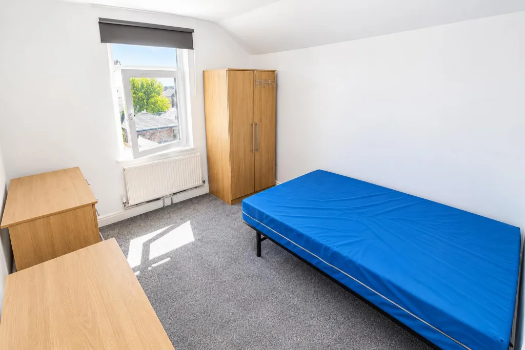 6 bedroom private hall for rent
