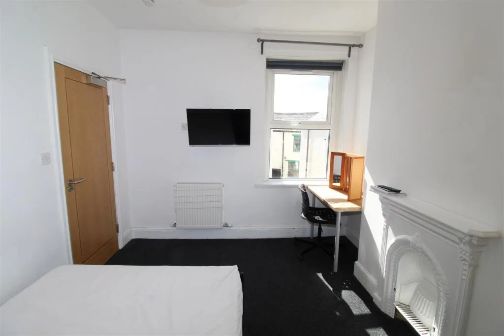 6 bedroom house for rent