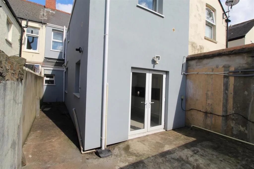 6 bedroom house for rent