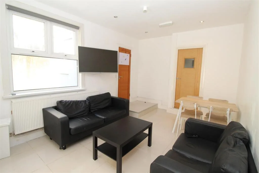 6 bedroom house for rent