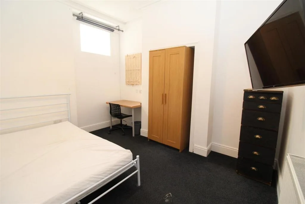 6 bedroom house for rent