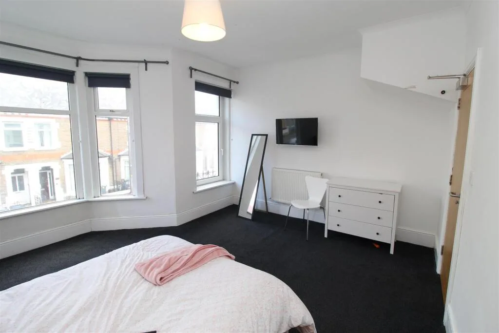 6 bedroom house for rent