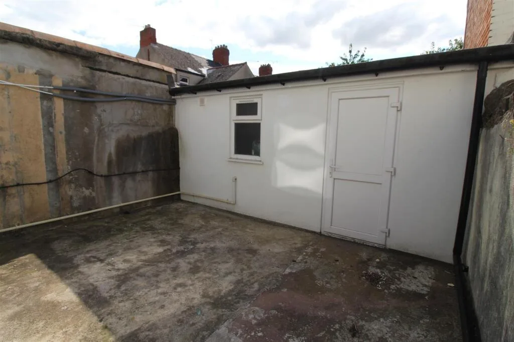 6 bedroom house for rent