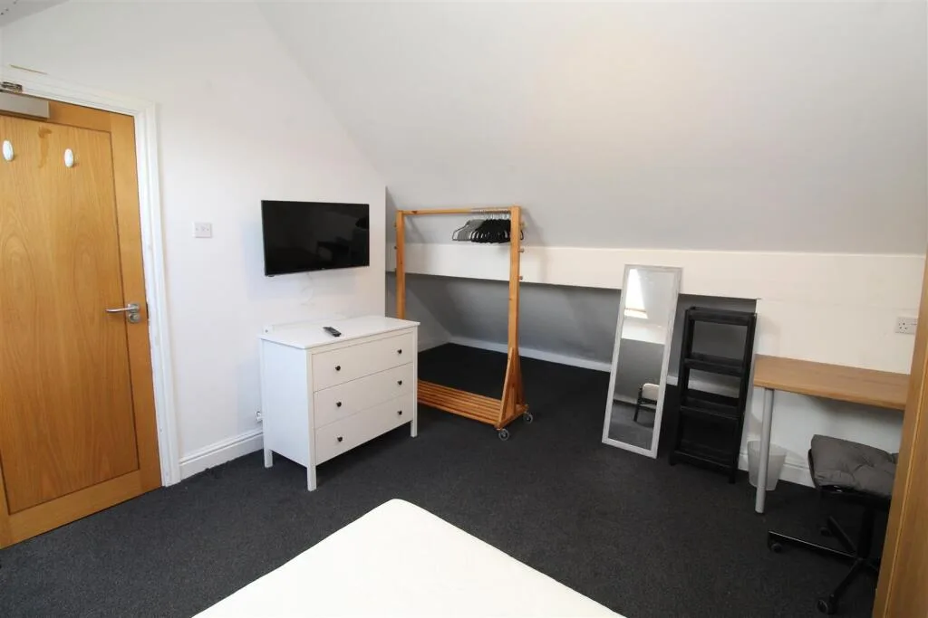 6 bedroom house for rent