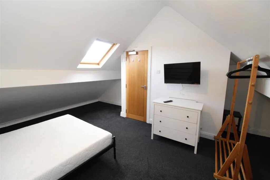 6 bedroom house for rent