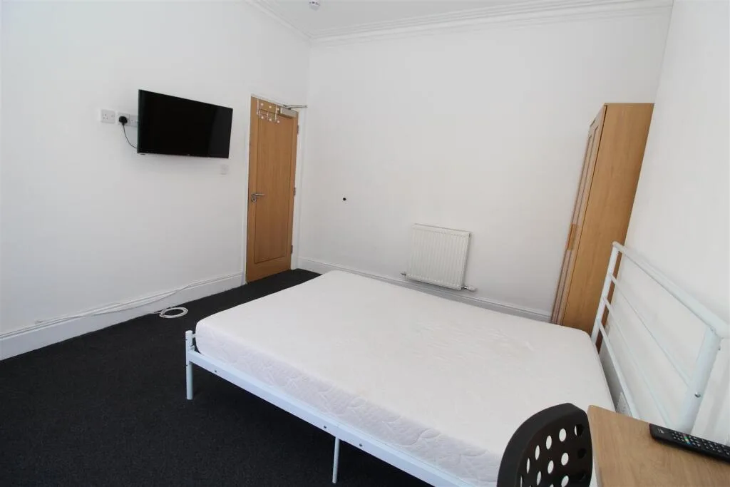 6 bedroom house for rent