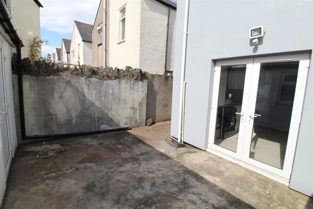 6 bedroom house for rent