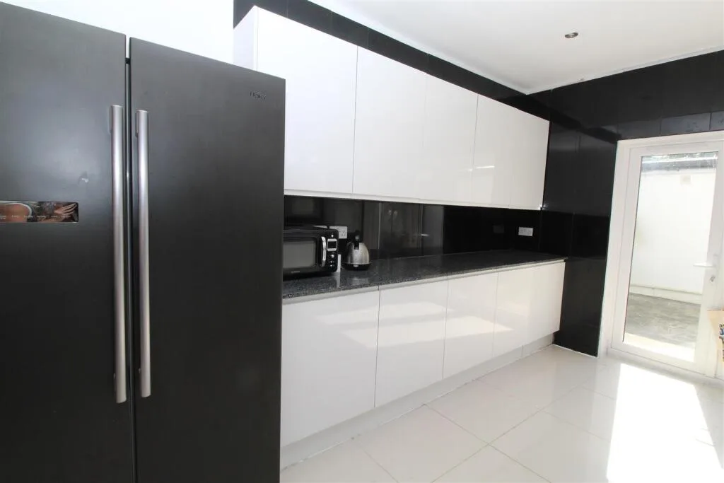 6 bedroom house for rent