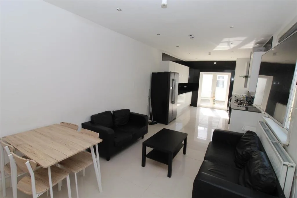 6 bedroom house for rent