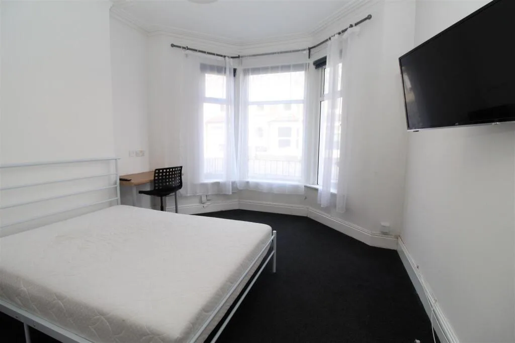 6 bedroom house for rent