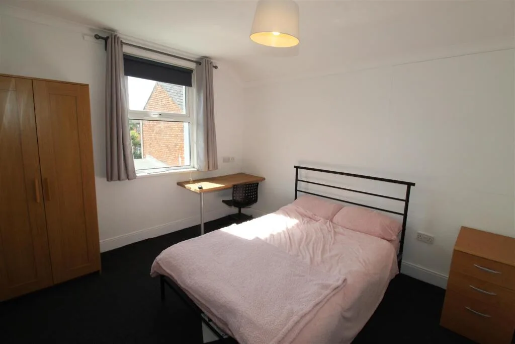 6 bedroom house for rent