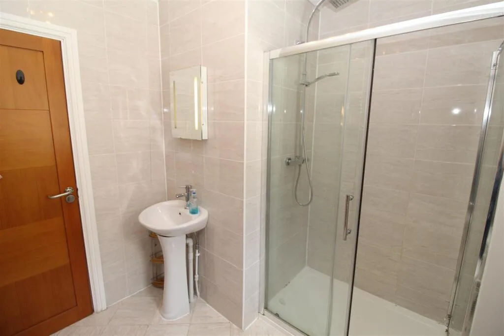 6 bedroom house for rent
