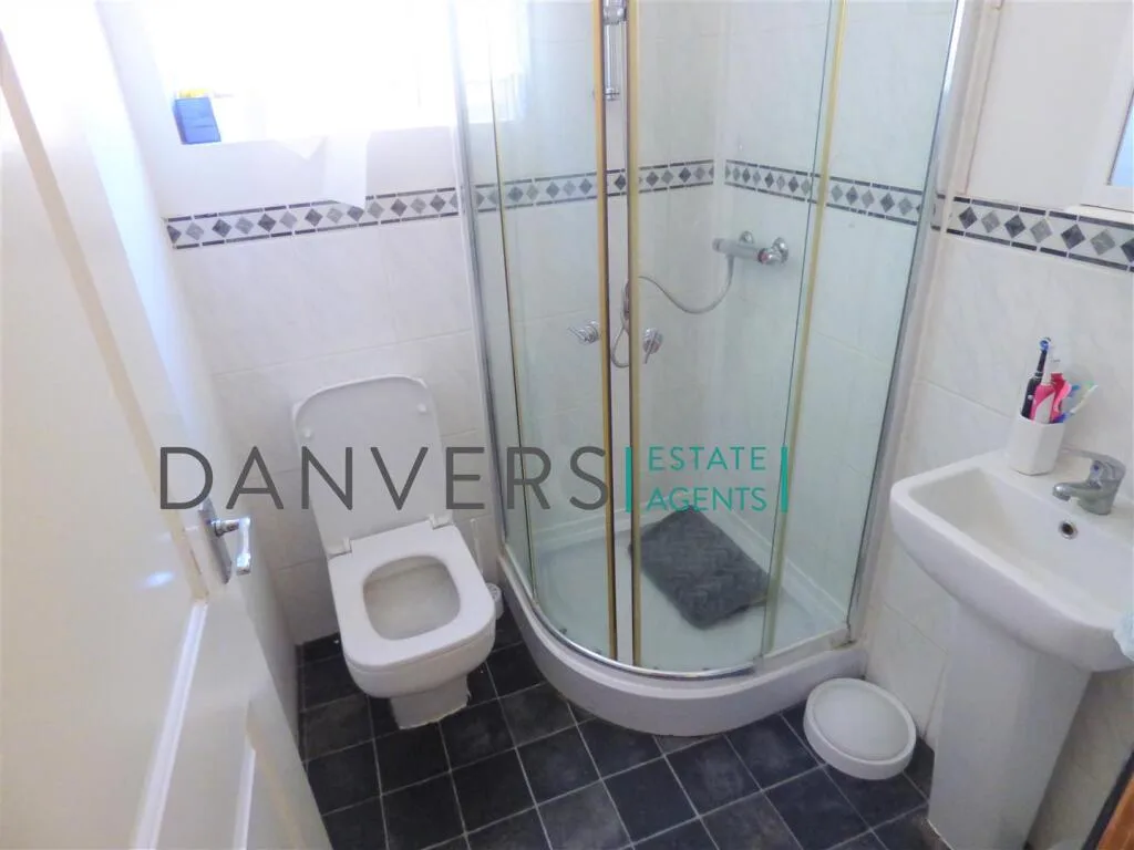 5 bedroom terraced house for rent