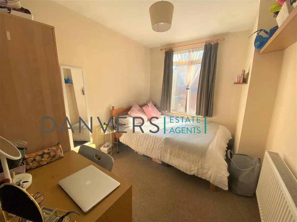 5 bedroom terraced house for rent