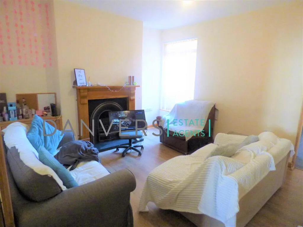 5 bedroom terraced house for rent