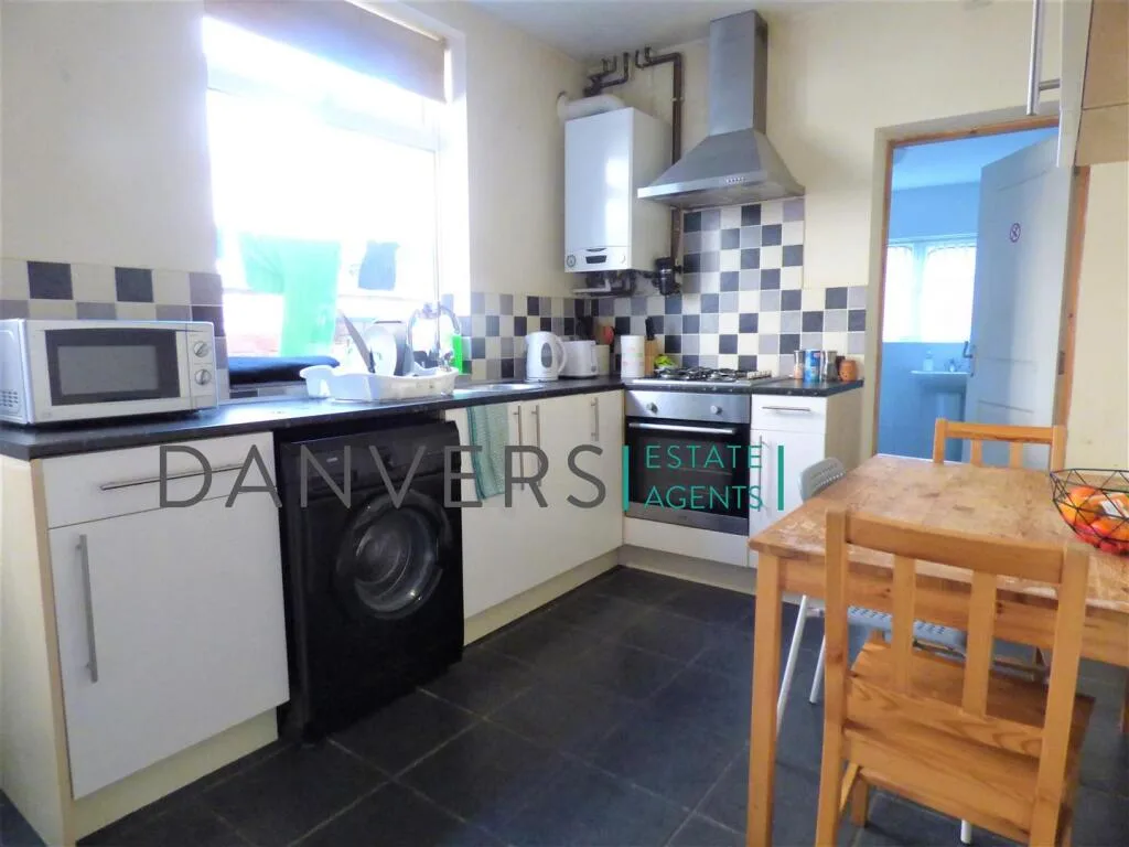 5 bedroom terraced house for rent