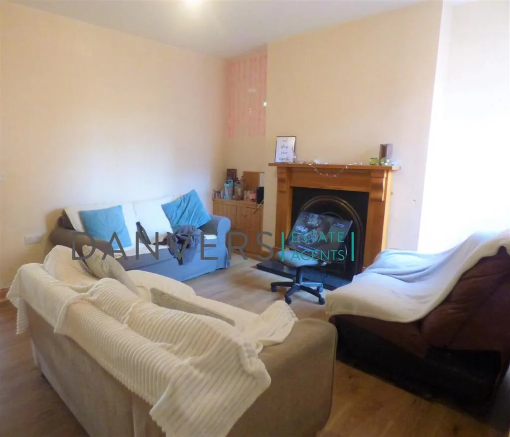 5 bedroom terraced house for rent