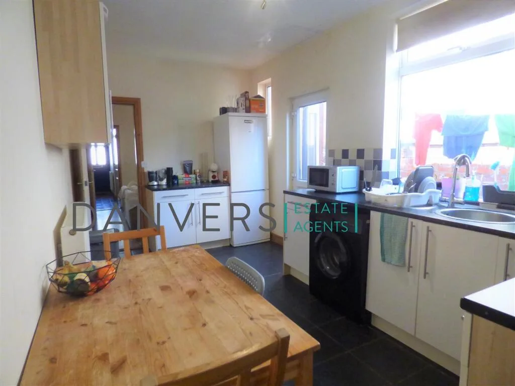 5 bedroom terraced house for rent