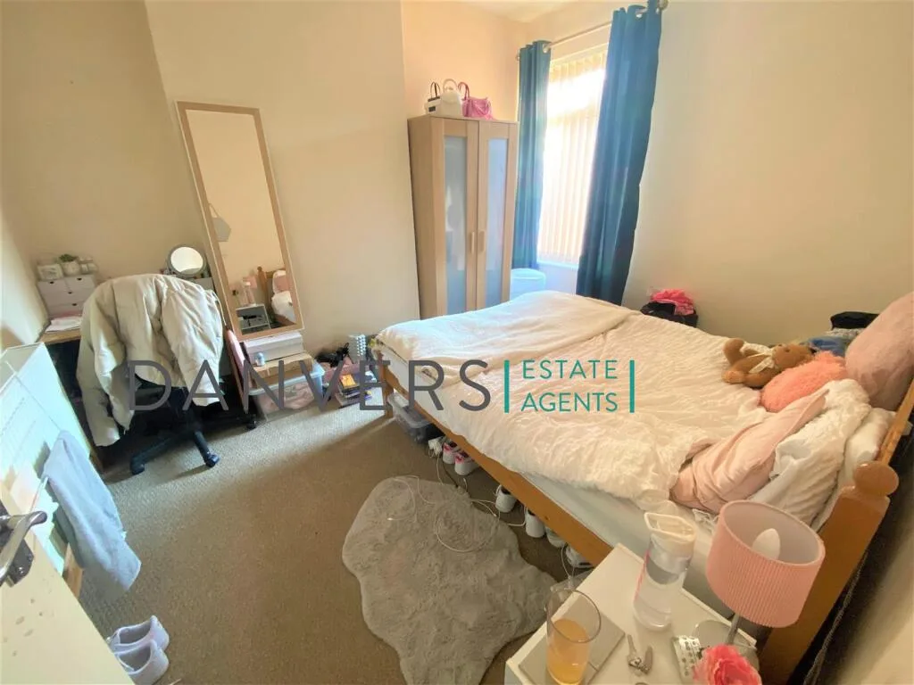 5 bedroom terraced house for rent