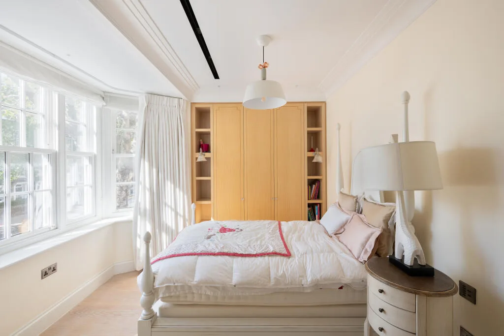 5 bedroom semi-detached house for rent