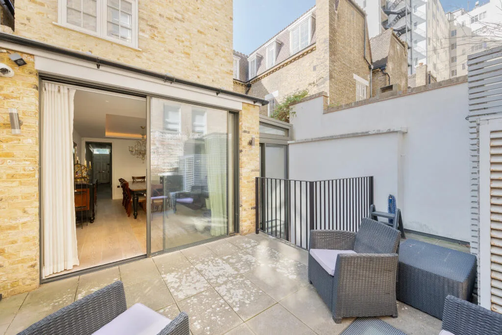 5 bedroom semi-detached house for rent