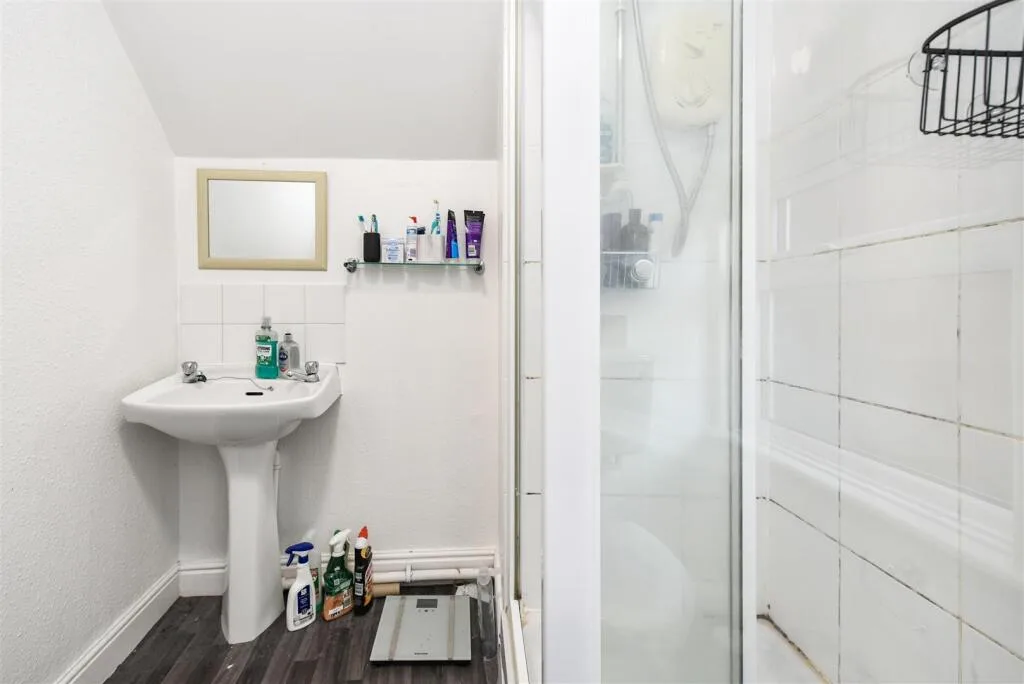 6 bedroom end of terrace house for rent