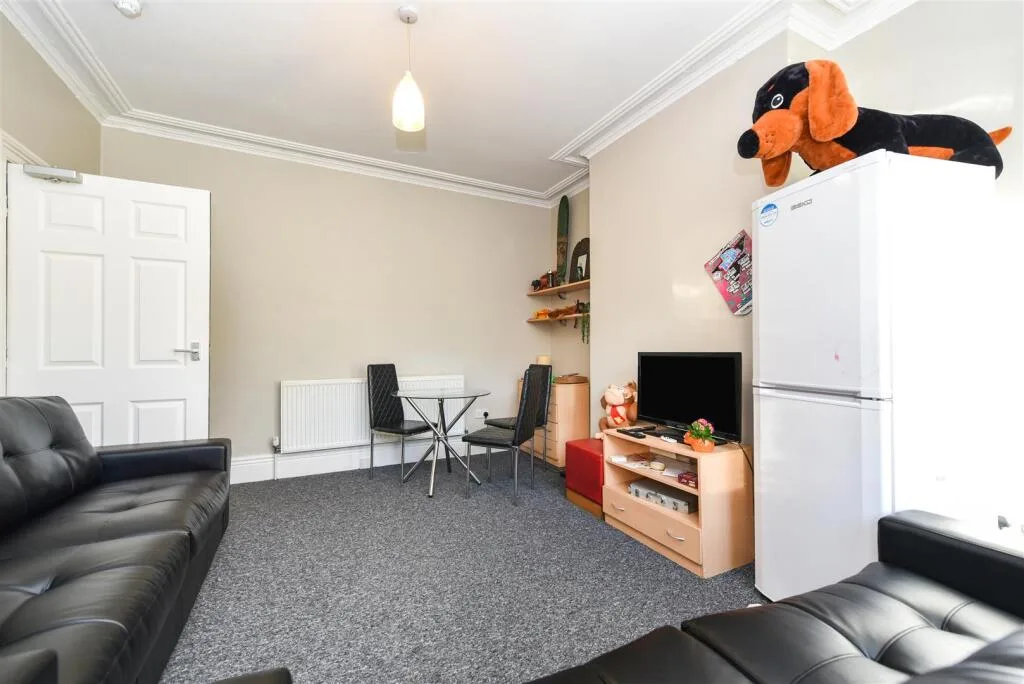 6 bedroom end of terrace house for rent