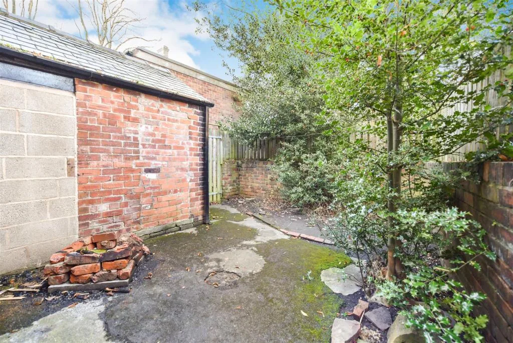 6 bedroom end of terrace house for rent