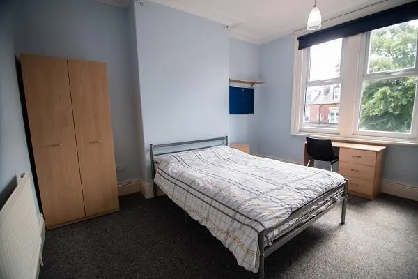 6 bedroom end of terrace house for rent