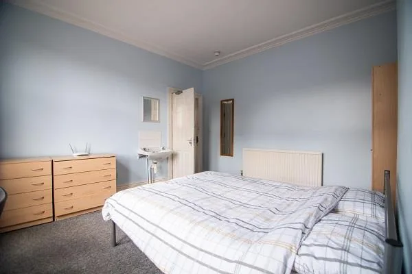 6 bedroom end of terrace house for rent