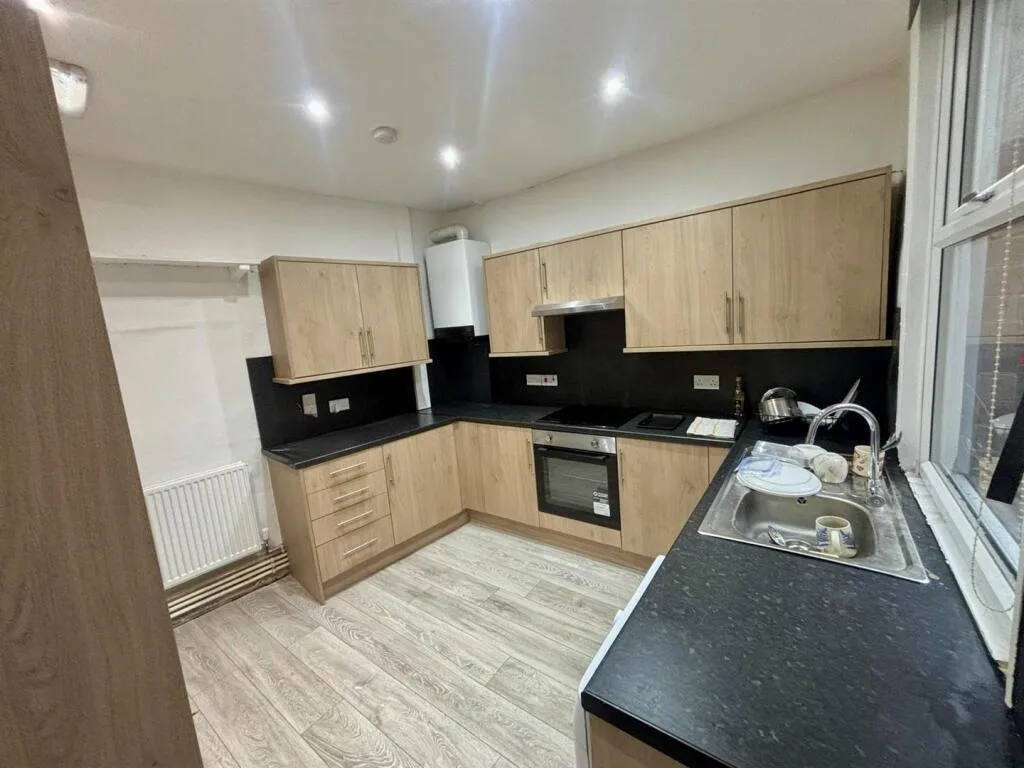 6 bedroom end of terrace house for rent