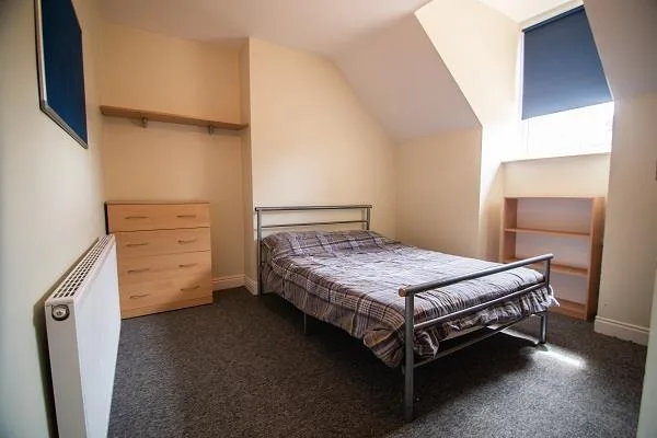 6 bedroom end of terrace house for rent