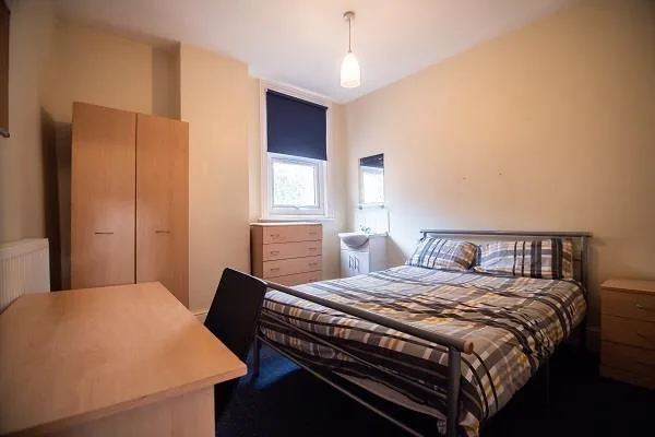 6 bedroom end of terrace house for rent