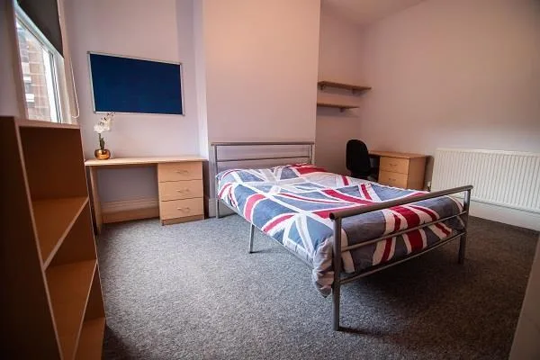 6 bedroom end of terrace house for rent