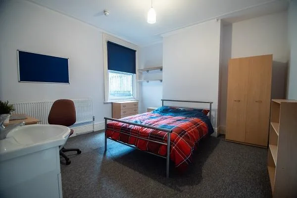 6 bedroom end of terrace house for rent