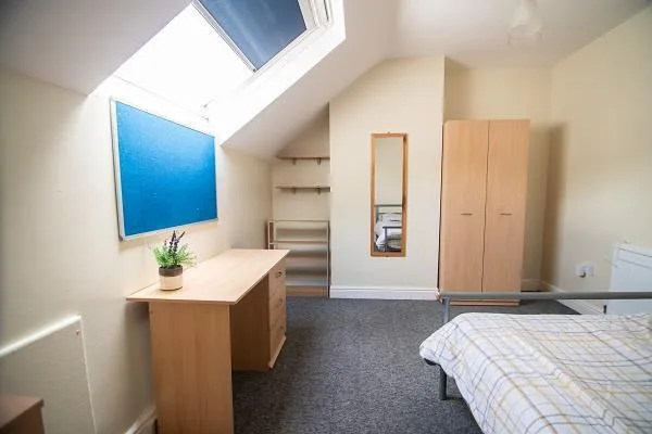 6 bedroom end of terrace house for rent