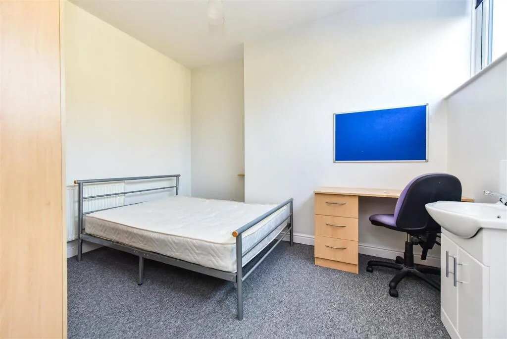 6 bedroom flat for rent