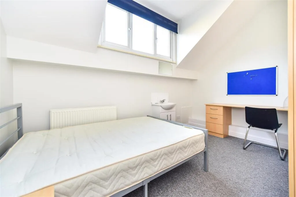 6 bedroom flat for rent