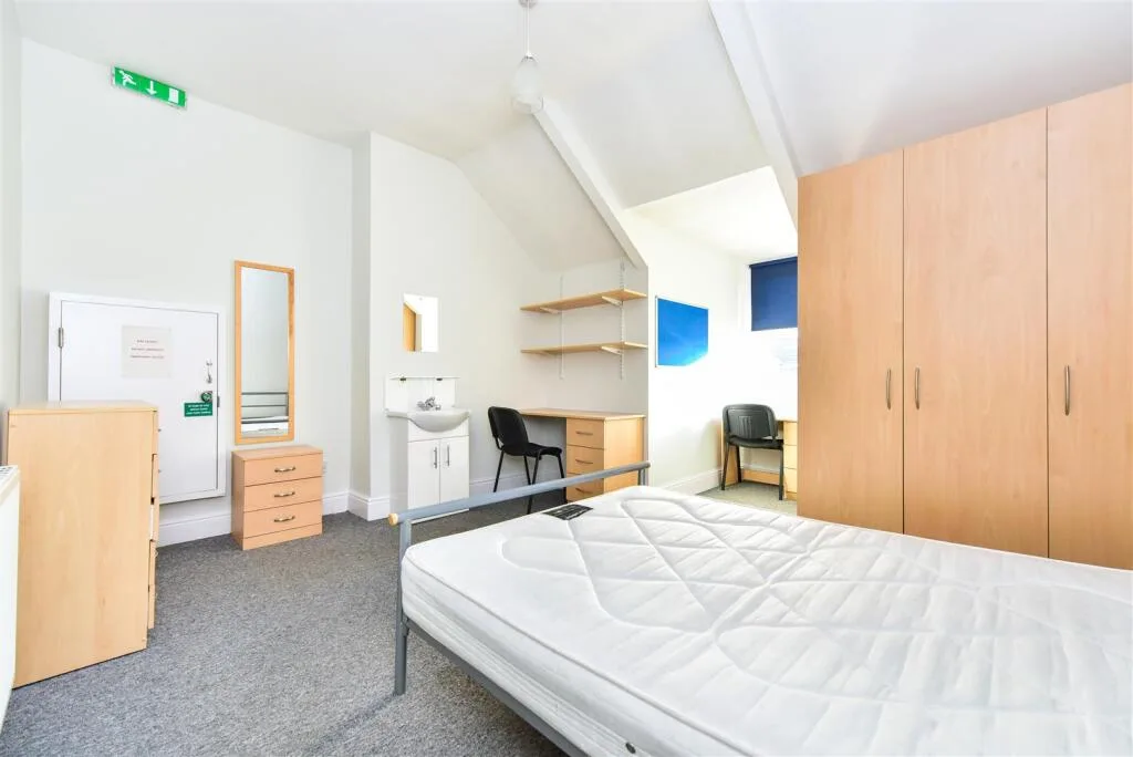 6 bedroom flat for rent