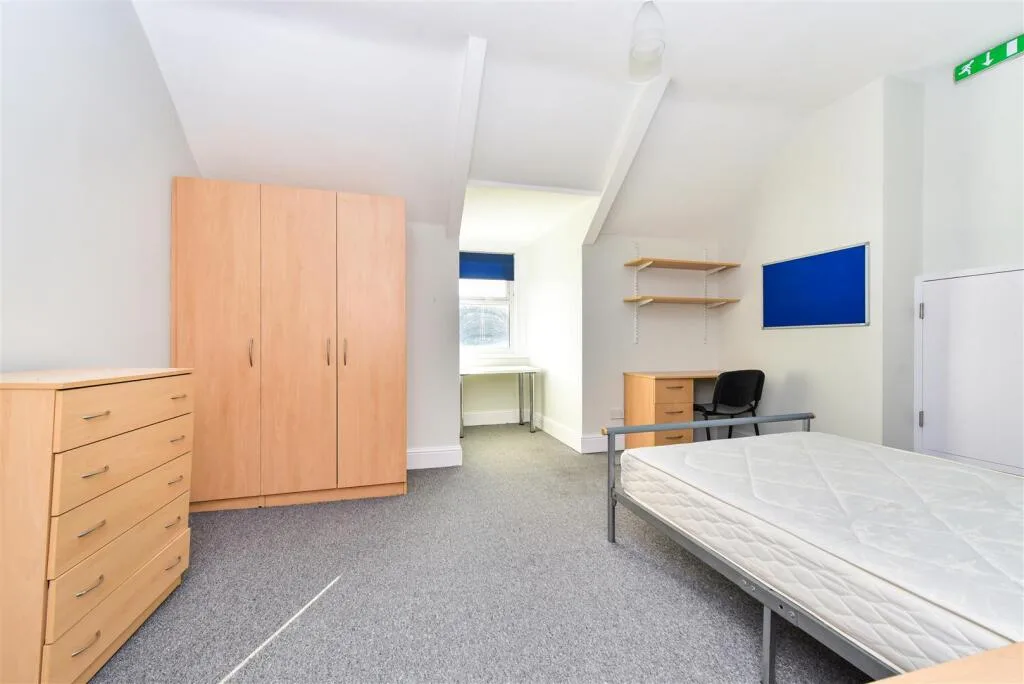 6 bedroom flat for rent