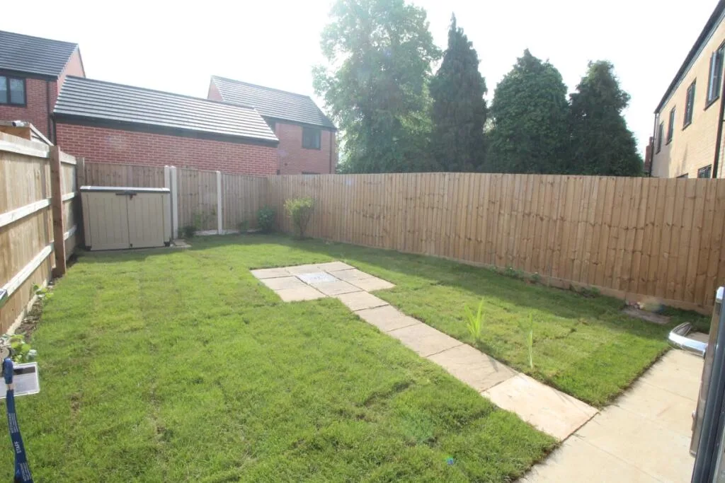 4 bedroom semi-detached house for rent