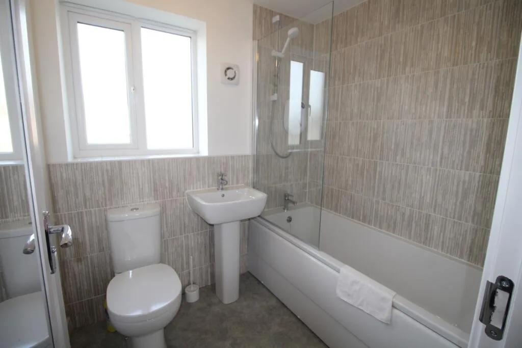 4 bedroom semi-detached house for rent