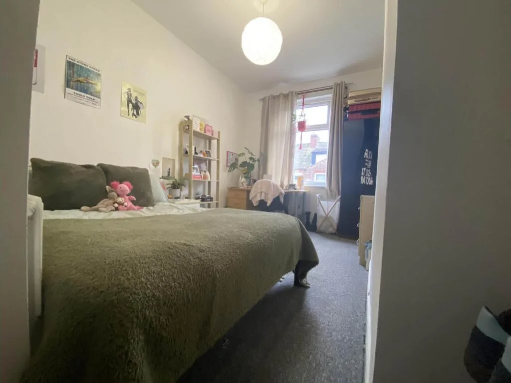 5 bedroom semi-detached house for rent