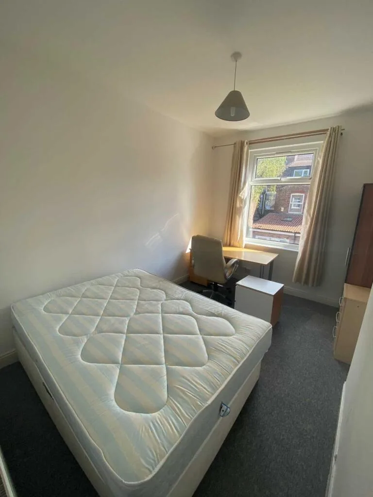 5 bedroom semi-detached house for rent