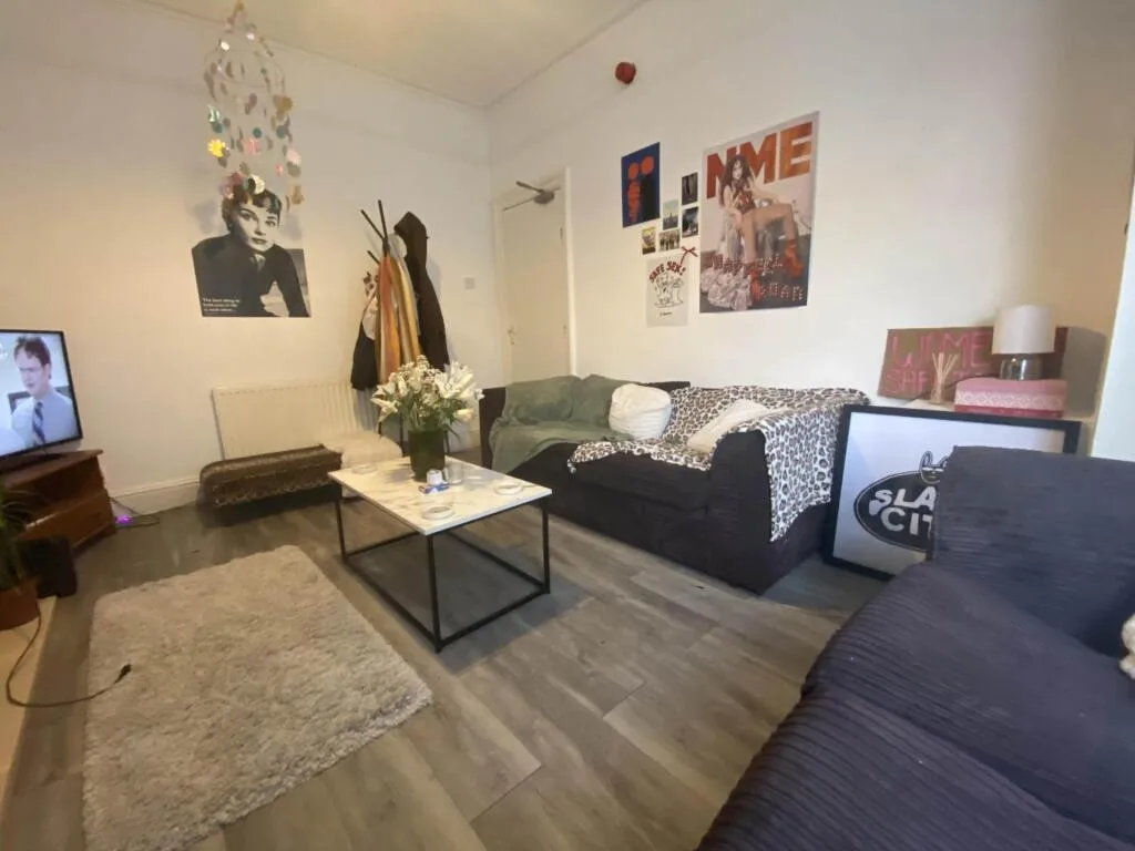 5 bedroom semi-detached house for rent